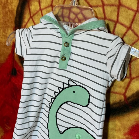 MAX & MARCUS-white/green stripe DINO print short sleeve hooded button one piece - Picture 4 of 9